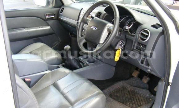 Acheter Occasion Voiture Ford Everest Blanc à Borrowdale, Harare Acheter Occasion Voiture Ford Everest Blanc à Borrowdale, Harare