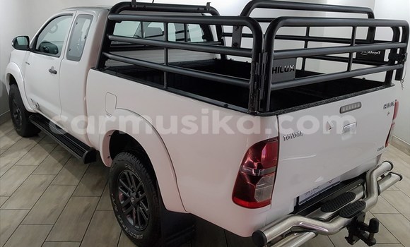 Tenga Tsaru Toyota Hilux Chena Mota in Beitbridge in Matabeleland South Tenga Tsaru Toyota Hilux Chena Mota in Beitbridge in Matabeleland South