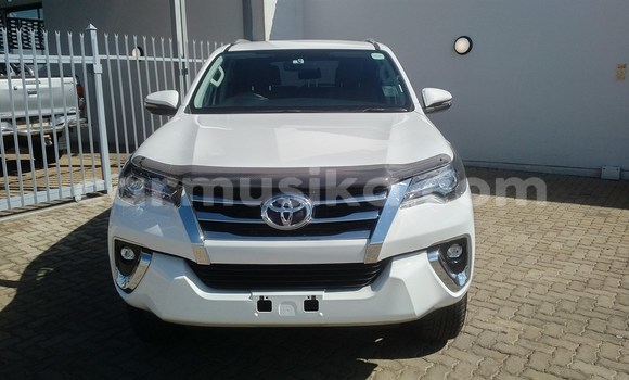 Acheter Occasion Voiture Toyota Fortuner Blanc à Beitbridge, Matabeleland South Acheter Occasion Voiture Toyota Fortuner Blanc à Beitbridge, Matabeleland South