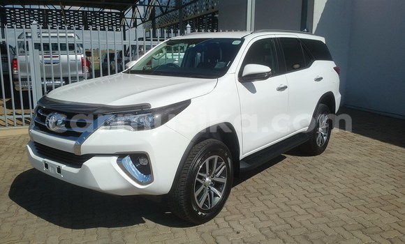 Acheter Occasion Voiture Toyota Fortuner Blanc à Beitbridge, Matabeleland South Acheter Occasion Voiture Toyota Fortuner Blanc à Beitbridge, Matabeleland South