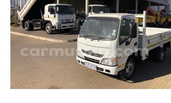 Acheter Occasion Utilitaire Hino 300 Series Blanc à Beitbridge, Matabeleland South Acheter Occasion Utilitaire Hino 300 Series Blanc à Beitbridge, Matabeleland South