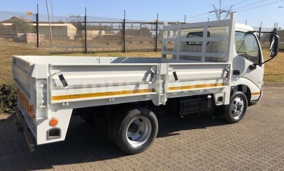 Acheter Occasion Utilitaire Hino 300 Series Blanc à Beitbridge, Matabeleland South Acheter Occasion Utilitaire Hino 300 Series Blanc à Beitbridge, Matabeleland South