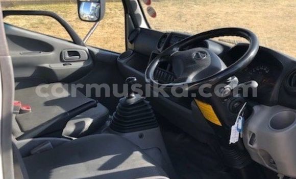 Acheter Occasion Utilitaire Hino 300 Series Blanc à Beitbridge, Matabeleland South Acheter Occasion Utilitaire Hino 300 Series Blanc à Beitbridge, Matabeleland South