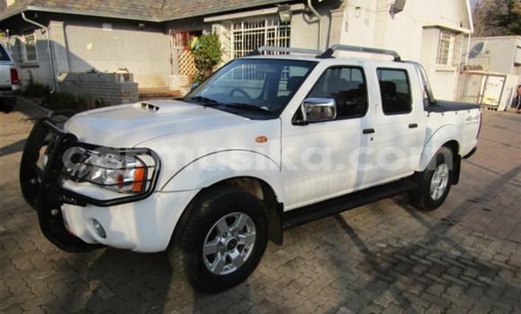 Buy Used Nissan NP 300 White Car in Beitbridge in Matabeleland South
