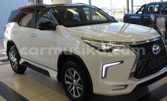 Nunua Ilio tumika Toyota Fortuner Nyeupe Gari ndani ya Beitbridge nchini Matabeleland Kusini