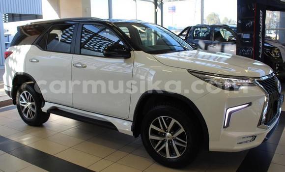 Nunua Ilio tumika Toyota Fortuner Nyeupe Gari ndani ya Beitbridge nchini Matabeleland Kusini Nunua Ilio tumika Toyota Fortuner Nyeupe Gari ndani ya Beitbridge nchini Matabeleland Kusini