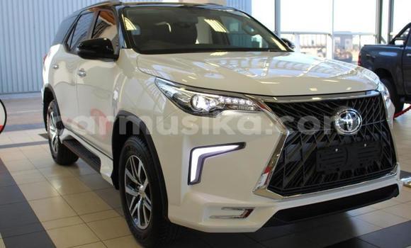 Nunua Ilio tumika Toyota Fortuner Nyeupe Gari ndani ya Beitbridge nchini Matabeleland Kusini Nunua Ilio tumika Toyota Fortuner Nyeupe Gari ndani ya Beitbridge nchini Matabeleland Kusini