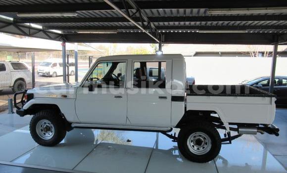 Acheter Occasion Voiture Toyota Land Cruiser Gris à Beitbridge, Matabeleland South Acheter Occasion Voiture Toyota Land Cruiser Gris à Beitbridge, Matabeleland South