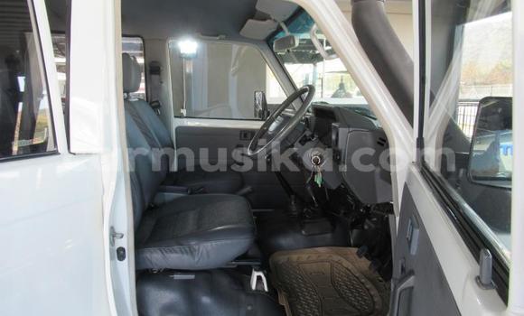 Acheter Occasion Voiture Toyota Land Cruiser Gris à Beitbridge, Matabeleland South Acheter Occasion Voiture Toyota Land Cruiser Gris à Beitbridge, Matabeleland South