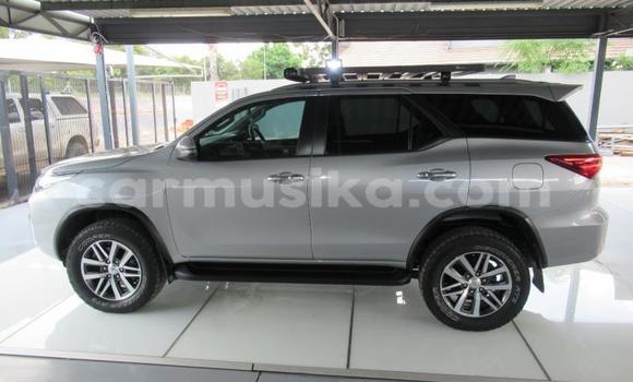 Acheter Occasion Voiture Toyota Fortuner Gris à Beitbridge, Matabeleland South Acheter Occasion Voiture Toyota Fortuner Gris à Beitbridge, Matabeleland South