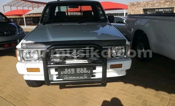 Buy Used Toyota Hilux White Car in Beitbridge in Matabeleland South