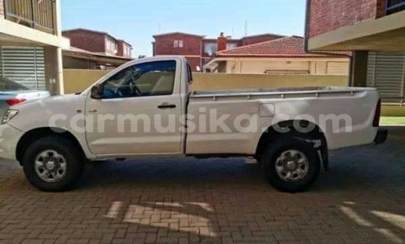 Tenga Tsaru Toyota Hilux Chena Mota in Beitbridge in Matabeleland South Tenga Tsaru Toyota Hilux Chena Mota in Beitbridge in Matabeleland South