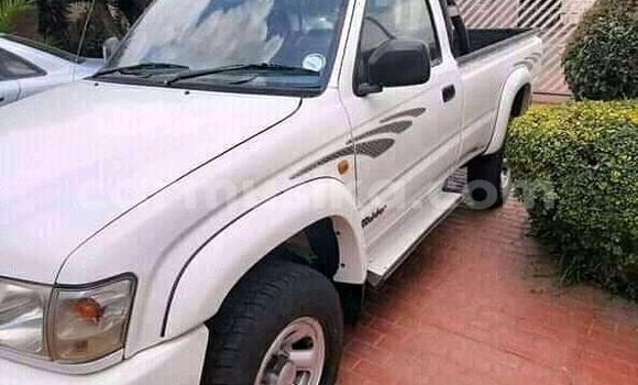 Tenga Tsaru Toyota Hilux Chena Mota in Beitbridge in Matabeleland South