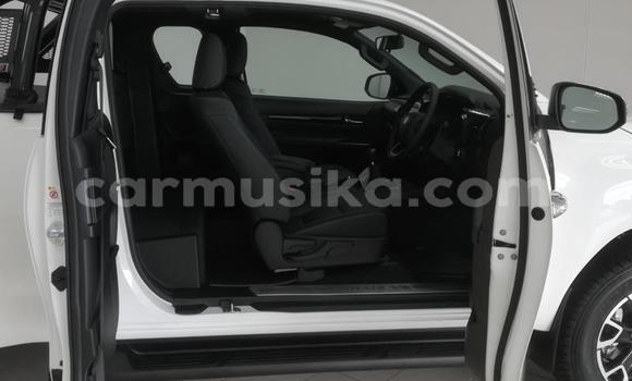 Buy Used Toyota Hilux White Car in Avondale in Harare Buy Used Toyota Hilux White Car in Avondale in Harare