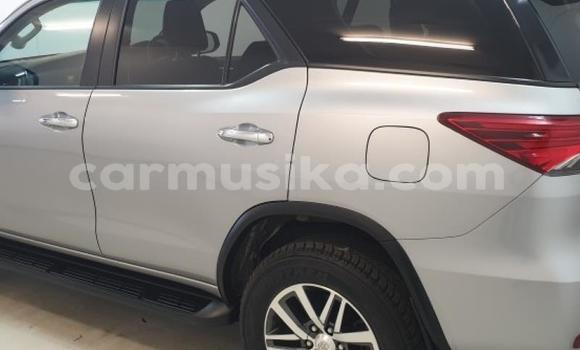 Acheter Occasion Voiture Toyota Fortuner Gris à Beitbridge, Matabeleland South Acheter Occasion Voiture Toyota Fortuner Gris à Beitbridge, Matabeleland South