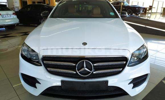 Nunua Ilio tumika Mercedes‒Benz C–Class Nyeupe Gari ndani ya Beitbridge nchini Matabeleland Kusini Nunua Ilio tumika Mercedes‒Benz C–Class Nyeupe Gari ndani ya Beitbridge nchini Matabeleland Kusini