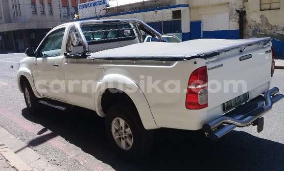 Buy Used Toyota Hilux White Car in Beitbridge in Matabeleland South Buy Used Toyota Hilux White Car in Beitbridge in Matabeleland South
