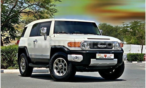 Nunua Imported Toyota FJ Cruiser Nyeupe Gari ndani ya Import - Dubai nchini Harare