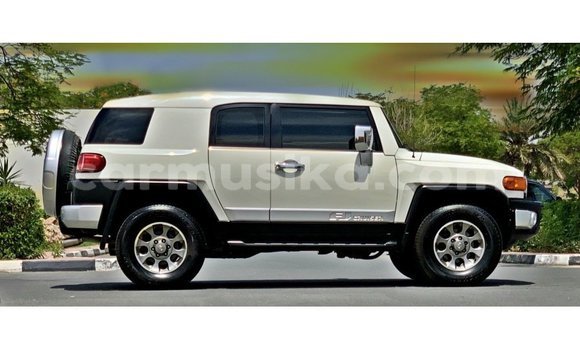 Buy Import Toyota FJ Cruiser White Car in Import - Dubai in Harare Buy Import Toyota FJ Cruiser White Car in Import - Dubai in Harare