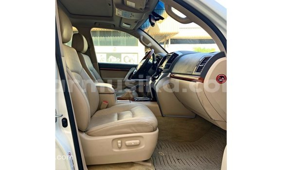 Acheter Import Voiture Toyota Land Cruiser Blanc à Import - Dubai, Harare Acheter Import Voiture Toyota Land Cruiser Blanc à Import - Dubai, Harare