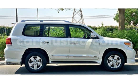 Acheter Import Voiture Toyota Land Cruiser Blanc à Import - Dubai, Harare Acheter Import Voiture Toyota Land Cruiser Blanc à Import - Dubai, Harare