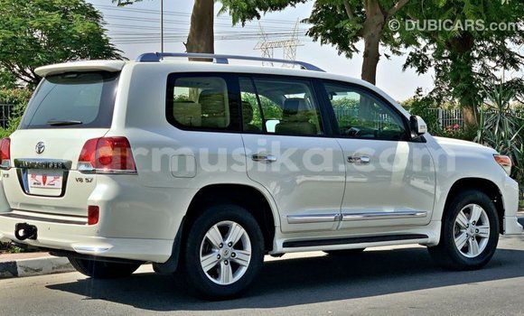Acheter Import Voiture Toyota Land Cruiser Blanc à Import - Dubai, Harare Acheter Import Voiture Toyota Land Cruiser Blanc à Import - Dubai, Harare