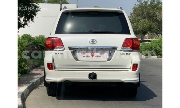 Acheter Import Voiture Toyota Land Cruiser Blanc à Import - Dubai, Harare Acheter Import Voiture Toyota Land Cruiser Blanc à Import - Dubai, Harare