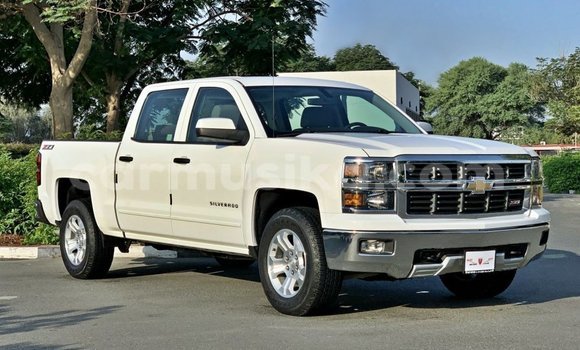 Nunua Imported Chevrolet Silverado Nyeupe Gari ndani ya Import - Dubai nchini Harare