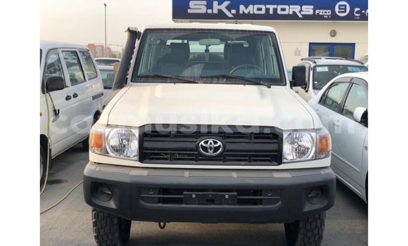 Nunua Imported Toyota Land Cruiser Nyeupe Gari ndani ya Import - Dubai nchini Harare
