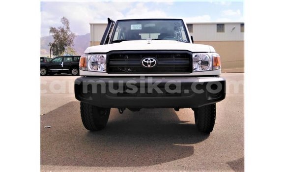 Nunua Imported Toyota Land Cruiser Nyeupe Gari ndani ya Import - Dubai nchini Harare