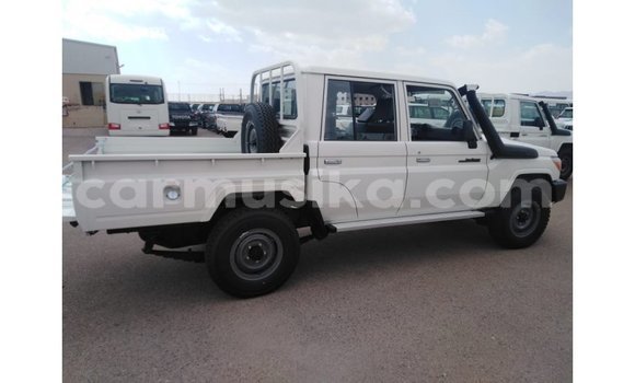 Tenga Imported Toyota Land Cruiser Chena Mota in Import - Dubai in Harare Tenga Imported Toyota Land Cruiser Chena Mota in Import - Dubai in Harare