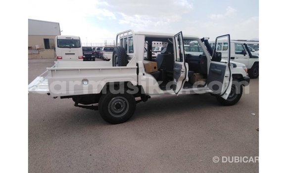 Tenga Imported Toyota Land Cruiser Chena Mota in Import - Dubai in Harare Tenga Imported Toyota Land Cruiser Chena Mota in Import - Dubai in Harare