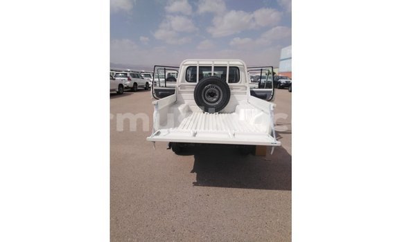 Tenga Imported Toyota Land Cruiser Chena Mota in Import - Dubai in Harare Tenga Imported Toyota Land Cruiser Chena Mota in Import - Dubai in Harare