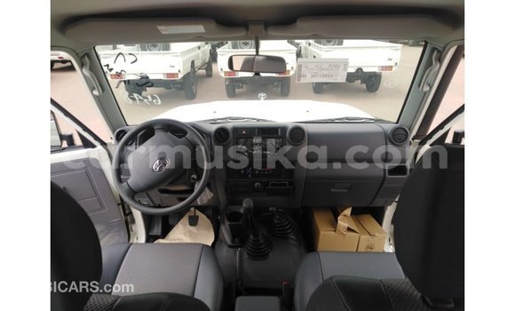 Tenga Imported Toyota Land Cruiser Chena Mota in Import - Dubai in Harare Tenga Imported Toyota Land Cruiser Chena Mota in Import - Dubai in Harare
