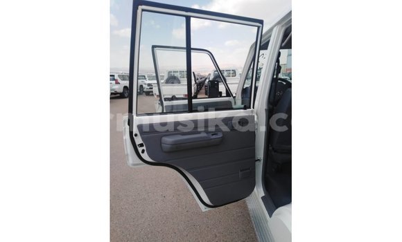 Tenga Imported Toyota Land Cruiser Chena Mota in Import - Dubai in Harare Tenga Imported Toyota Land Cruiser Chena Mota in Import - Dubai in Harare