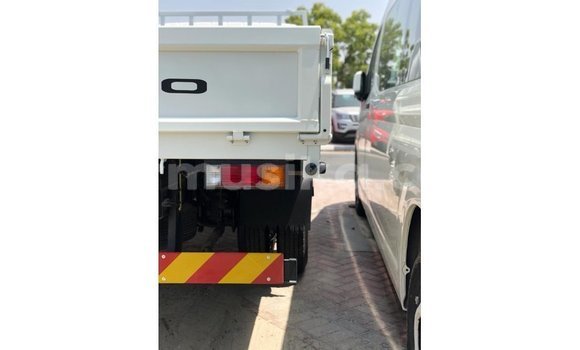 Acheter Import Utilitaire Mitsubishi Canter Blanc à Import - Dubai, Harare Acheter Import Utilitaire Mitsubishi Canter Blanc à Import - Dubai, Harare