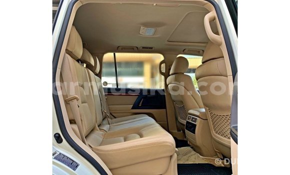 Acheter Import Voiture Toyota Land Cruiser Blanc à Import - Dubai, Harare Acheter Import Voiture Toyota Land Cruiser Blanc à Import - Dubai, Harare