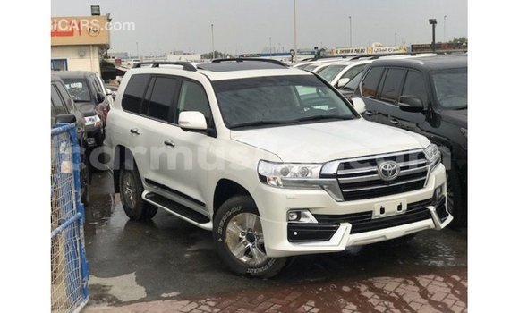 Nunua Imported Toyota Land Cruiser Nyeupe Gari ndani ya Import - Dubai nchini Harare Nunua Imported Toyota Land Cruiser Nyeupe Gari ndani ya Import - Dubai nchini Harare