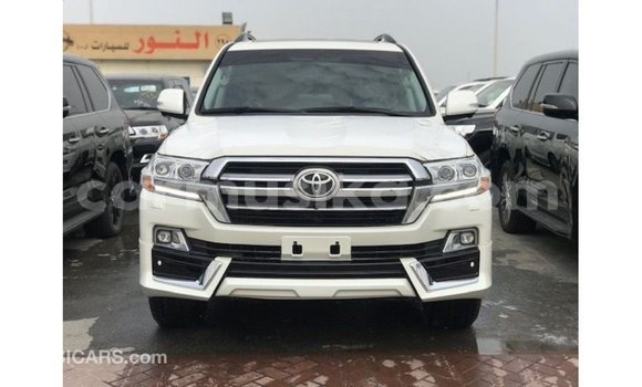 Nunua Imported Toyota Land Cruiser Nyeupe Gari ndani ya Import - Dubai nchini Harare Nunua Imported Toyota Land Cruiser Nyeupe Gari ndani ya Import - Dubai nchini Harare