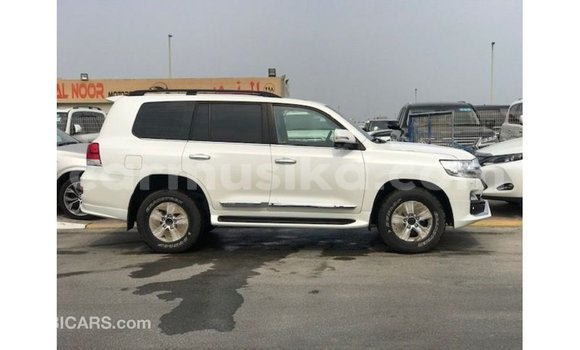 Nunua Imported Toyota Land Cruiser Nyeupe Gari ndani ya Import - Dubai nchini Harare Nunua Imported Toyota Land Cruiser Nyeupe Gari ndani ya Import - Dubai nchini Harare