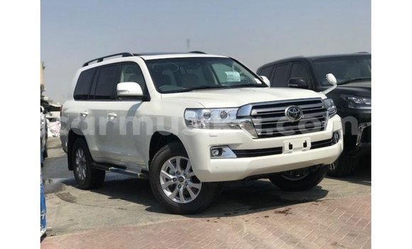 Tenga Imported Toyota Land Cruiser Chena Mota in Import - Dubai in Harare