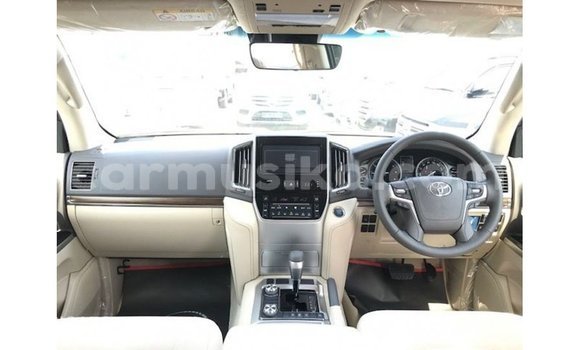 Nunua Imported Toyota Land Cruiser Nyeupe Gari ndani ya Import - Dubai nchini Harare Nunua Imported Toyota Land Cruiser Nyeupe Gari ndani ya Import - Dubai nchini Harare