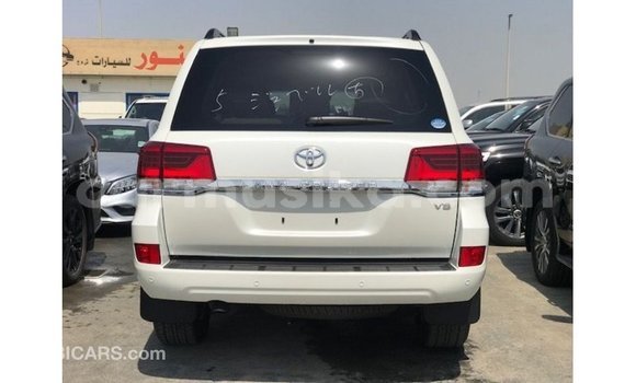 Nunua Imported Toyota Land Cruiser Nyeupe Gari ndani ya Import - Dubai nchini Harare Nunua Imported Toyota Land Cruiser Nyeupe Gari ndani ya Import - Dubai nchini Harare