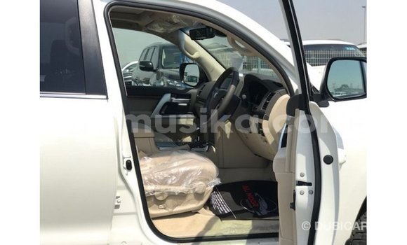 Nunua Imported Toyota Land Cruiser Nyeupe Gari ndani ya Import - Dubai nchini Harare Nunua Imported Toyota Land Cruiser Nyeupe Gari ndani ya Import - Dubai nchini Harare