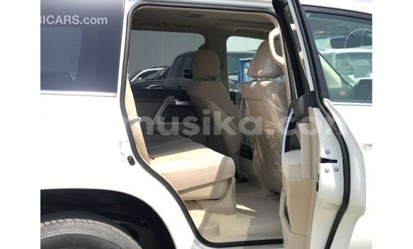 Nunua Imported Toyota Land Cruiser Nyeupe Gari ndani ya Import - Dubai nchini Harare Nunua Imported Toyota Land Cruiser Nyeupe Gari ndani ya Import - Dubai nchini Harare