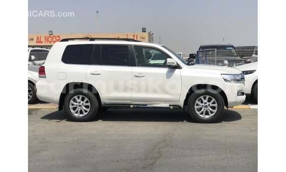 Nunua Imported Toyota Land Cruiser Nyeupe Gari ndani ya Import - Dubai nchini Harare Nunua Imported Toyota Land Cruiser Nyeupe Gari ndani ya Import - Dubai nchini Harare