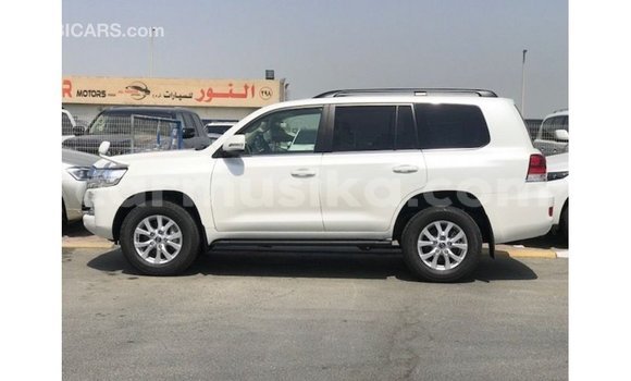 Nunua Imported Toyota Land Cruiser Nyeupe Gari ndani ya Import - Dubai nchini Harare Nunua Imported Toyota Land Cruiser Nyeupe Gari ndani ya Import - Dubai nchini Harare