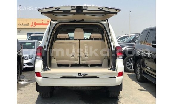 Nunua Imported Toyota Land Cruiser Nyeupe Gari ndani ya Import - Dubai nchini Harare Nunua Imported Toyota Land Cruiser Nyeupe Gari ndani ya Import - Dubai nchini Harare