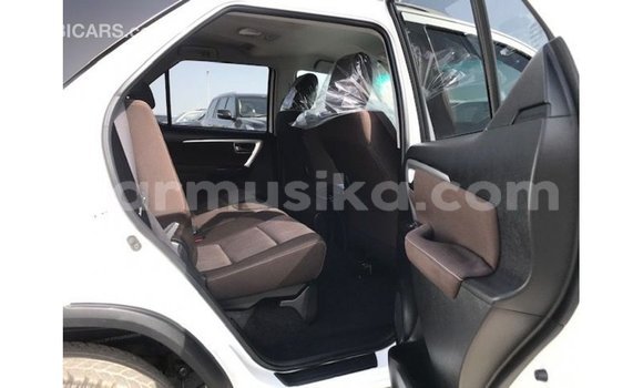 Nunua Imported Toyota Fortuner Nyeupe Gari ndani ya Import - Dubai nchini Harare Nunua Imported Toyota Fortuner Nyeupe Gari ndani ya Import - Dubai nchini Harare