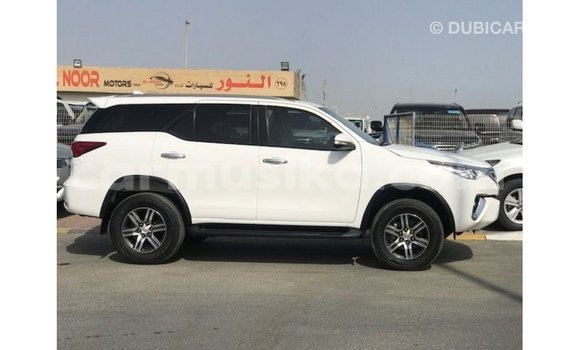 Nunua Imported Toyota Fortuner Nyeupe Gari ndani ya Import - Dubai nchini Harare Nunua Imported Toyota Fortuner Nyeupe Gari ndani ya Import - Dubai nchini Harare